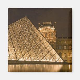 Íman França, Paris. O Louvre no crepúsculo. Crédito 