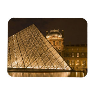 Íman França, Paris. O Louvre no crepúsculo. Crédito 2