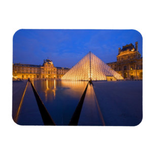Íman França, Paris. O museu do Louvre ao crepúsculo.