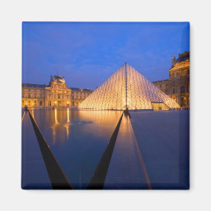 Íman França, Paris. O museu do Louvre ao crepúsculo.