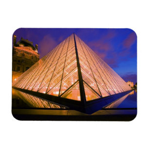 Íman França, Paris. O museu do Louvre ao crepúsculo. 2