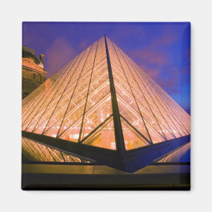 Íman França, Paris. O museu do Louvre ao crepúsculo. 2