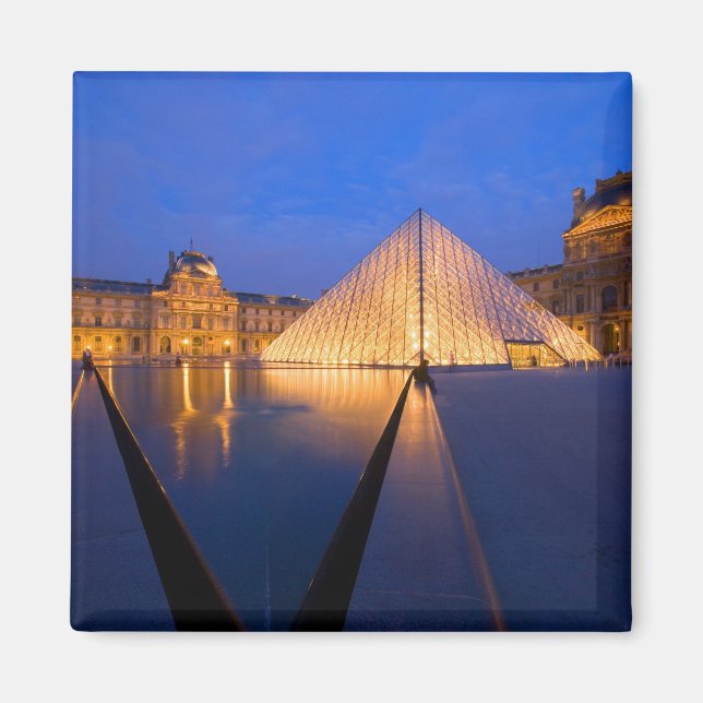 Íman França, Paris. O museu do Louvre no crepúsculo. (Frente)