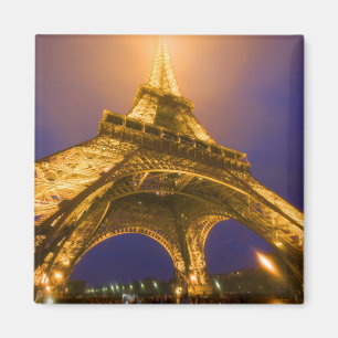Íman França, Paris. Olhando para cima a partir da base