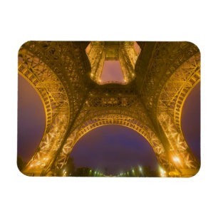 Íman França, Paris. Torre Eiffel iluminada às 2