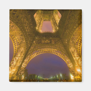 Íman França, Paris. Torre Eiffel iluminada às 2