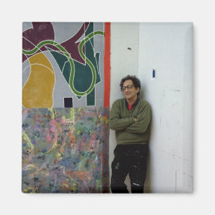 Íman Frank Stella ao lado de um de seu trabalha