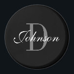 Íman Frasco grande redondo preto e branco personalizado<br><div class="desc">Monograma preto e branco personalizado grande imã de geladeira redonda. Modelo de tipografia de script elegante para nome ou sobrenome. Ideia clássica de presente para amigos, família, colega de trabalho, clientes, funcionários, clientes, visitantes, convidados de casamento etc. Adicione o seu nome de empresa, opcionalmente.</div>