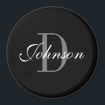 Íman Frasco grande redondo preto e branco personalizado<br><div class="desc">Monograma preto e branco personalizado grande imã de geladeira redonda. Modelo de tipografia de script elegante para nome ou sobrenome. Ideia clássica de presente para amigos,  família,  colega de trabalho,  clientes,  funcionários,  clientes,  visitantes,  convidados de casamento etc. Adicione o seu nome de empresa,  opcionalmente.</div>