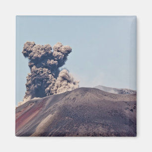 Íman Fumaça escapando do vulcão ativo Anak Krakatau