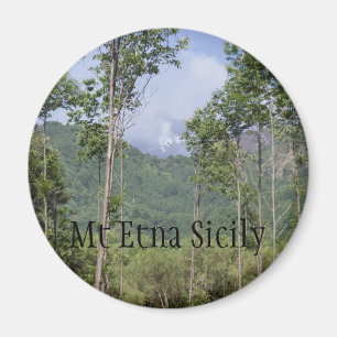 Íman Fumando Mt Etna Através das Árvores