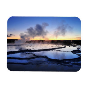 Íman Fumo do geyser no por do sol