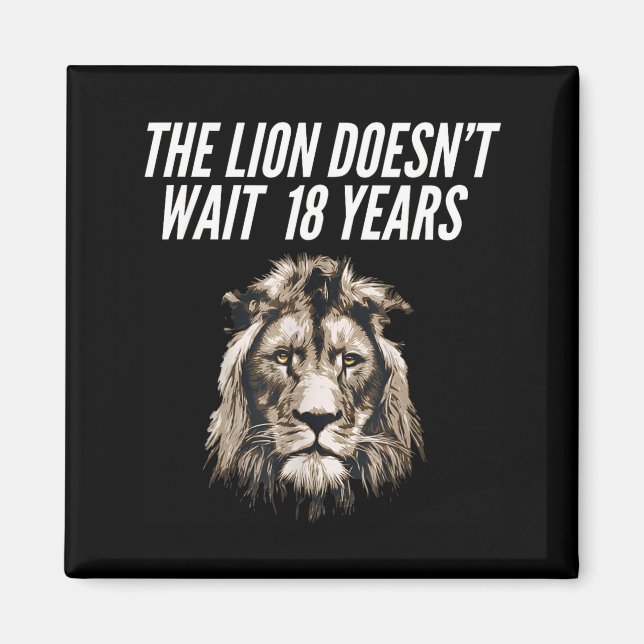 Íman Funny Lion Meme The Lion Doesn't Wait 18 Years Gen (Frente)