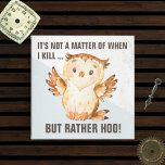 Íman Funny Owl Pun | Sarcasmo cômico<br><div class="desc">Não é uma questão de quando eu matar, mas preferencialmente HOO! Imãs de geladeira hilárias que alertarão sobre a iminente desgraça daqueles que se atrevem a cruzar-vos. Coruja de bebê bonita transmite a mensagem em voz alta e clara. Que todos fiquem longe de você até que o café tenha sido...</div>
