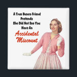 Íman Funny Retro Vintage Bunco<br><div class="desc">Excelente Bunco Magnet, que é um divertido design gráfico de bunco retrô vintage que apresenta uma deliciosa rainha Bunco com sua roupa rosa e luvas brancas. "Uma verdadeira amiga Bunco finge que não viu você ter um erro acidental". Sabe como é depois de algumas rodadas de Bunco e vinho e...</div>