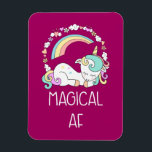 Íman Funny Unicorn dizendo magia AF<br><div class="desc">Um ímã flexível com um design humorístico. Uma pipoca dormindo com rico e rabo. Deocrata com um trio de estrelas. Um arco-íris arca por cima. Um círculo formado por nuvens, corações e flores para talho feminino adicional. A tipografia diz Magical AF. Humor e fofo. O fundo é uma cor de...</div>