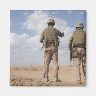 Íman Fuzileiros escaneiam o horizonte para atividade in