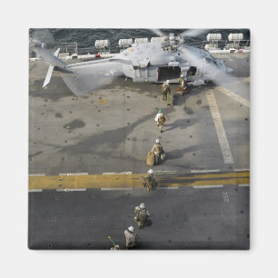 Íman Fuzileiros preparados para conselho e MH-60S