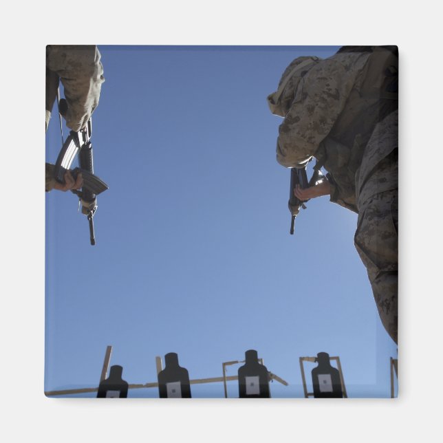 Íman Fuzileiros trocam revistas em meio a tiros (Frente)