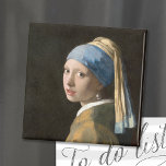 Íman Garota com pérolas | Johannes Vermeer<br><div class="desc">Rapariga com brinco de pérola (c. 1665) | Arte original do pintor do período barroco neerlandês Johannes Vermeer (1632-1675). Vermeer é conhecido por pintar cenas da vida de classe média. A maior parte das suas obras estão instaladas nas mesmas salas interiores da sua própria casa. Ele não era um artista...</div>