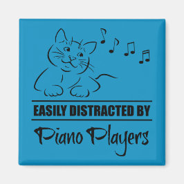 Íman Gato curioso facilmente distraído por jogadores de