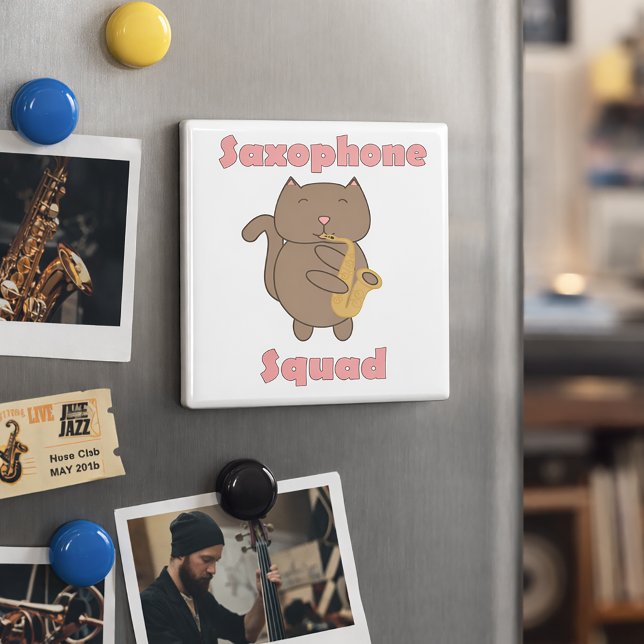 Íman Gato Fofo do Esquadrão do Saxofone (A funny magnet with a saxophone playing cat and the text Saxophone Squad in pink letters.)