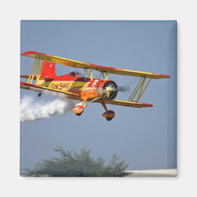Íman Gene Soucy realizando acrobacias em Grumman (Frente)