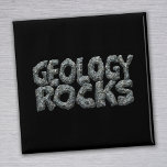 Íman Geology Rocks - Earth Science Pun<br><div class="desc">Geologia Rocks. Um trocadilho que é literalmente colocado em pedra. Nossa design divertida é ideal para estudantes universitários,  geólogos e qualquer um que seja fã da ciência da terra.</div>
