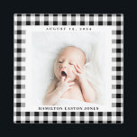 Íman Gingham Branco e Preto - Verificar Data de Nascime<br><div class="desc">O cheque de gingham preto e branco,  gráfico e ousado,  é uma forma encantadora de enquadrar a foto de um novo bebê e celebrar a chegada com um ímã quadrado com o nome e a data de nascimento. Faça este ímã para um novo pai,  avós,  família ou amigos.</div>