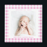 Íman Gingham Rosa Cheque O Magnett De Bebê<br><div class="desc">O doce cheque de doce doce doce doce doce gingham é uma maneira encantadora de enquadrar a foto de um novo bebê e celebrar a chegada com um ímã quadrado com o nome e a data de nascimento. Faça este ímã para um novo pai,  avós,  família ou amigos.</div>