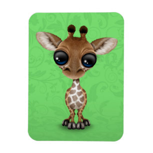 Íman Girafa curioso bonito do bebê no verde
