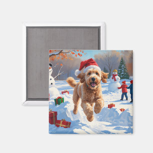 Íman Goldendoodle Correndo na Neve com Chapéu de Natal
