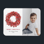 Íman Gouache Red Winterberry Wreath Foto de Natal<br><div class="desc">Traga a beleza do inverno para a sua casa com o nosso ímã de Natal personalizável, com um espantoso guache pintado à mão, winterberry vermelha! Este elegante ímã combina a sua querida fotografia de férias com uma artista requintada, fazer-a como um perfeito guardião para a época festiva. Celebre a temporada...</div>