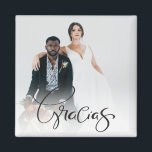 Íman Gracias Photo Obrigado Favor<br><div class="desc">Gracias favorecem ímanes para seus convidados de casamento com sua foto e seus nomes. Visite nossa loja para ver todos os nossos produtos de favorecimento de casamento.</div>