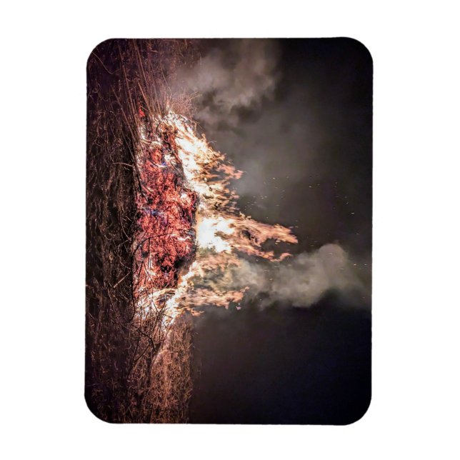 Íman Grande fogueira queimando à noite com chamas altas (Vertical)