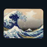 Íman Grande Onda de Kanagawa e Monte Fuji Mar do Japão<br><div class="desc">"A Grande Onda ao largo de Kanagawa", também conhecida como "Debaixo da Onda ao largo de Kanagawa", é uma cativante gravura em xilogravura do renomado artista japonês Katsushika Hokusai. Criada por volta de 1831, faz parte de uma série intitulada "Trinta e seis vistas do Monte Fuji". A obra de arte...</div>