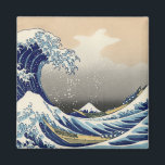 Íman Grande Onda de Kanagawa e Monte Fuji Mar do Japão<br><div class="desc">"A Grande Onda ao largo de Kanagawa", também conhecida como "Sob a Onda ao largo de Kanagawa", é uma cativante gravura em xilogravura do renomado artista japonês Katsushika Hokusai. Criada por volta de 1831, faz parte de uma série intitulada "Trinta e seis vistas do Monte Fuji". A obra de arte...</div>
