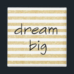 Íman grande texto elegante sobre ouro e branco<br><div class="desc">Trendy "Dream big" em um falso brilho dourado e listras brancas de fundo.</div>
