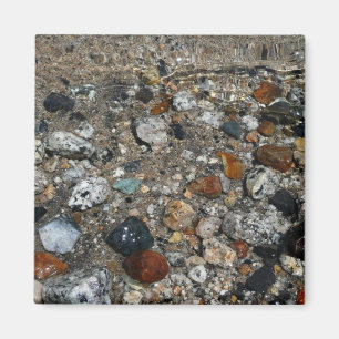 Íman Granite Pebbles no lago Tenaya em Yosemite