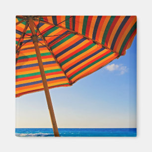 Íman Guarda-chuva Colorido na Praia em um Dia Ensolarad