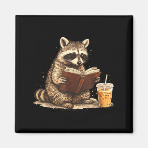 Íman Guaxinim bebendo café gelado e lendo livro