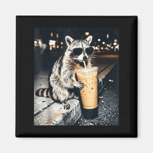 Íman Guaxinim engraçado bebendo café gelado