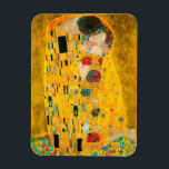Íman Gustav Klimt O Beijo<br><div class="desc">Magnet com pintura a óleo de Gustav Klimt com folha de ouro The Kiss (1908). Um homem e uma mulher,  vestindo cores ouros brilhantes,  adoravelmente abraçando e beijando num campo de flores. Um presente de excelente para fãs de Arte Nouveau e de Arte Austríaca.</div>