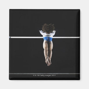 Íman Gymnast (9-10) que alcança para bares desiguais