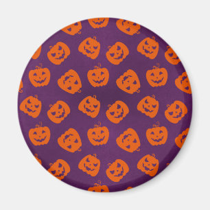 Íman Halloween Pumpkins sobre o padrão de fundo roxo