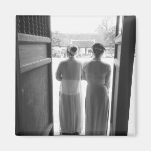 Íman Hanoi Vietnã, Mulheres com Vestido Tradicional Tem