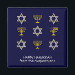 Íman Hanukkah Personalizado Moderno<br><div class="desc">Íman HANUKKAH moderno, mostrando dourado falso e ESTRELA prateada DE DAVID e MENORAH em um padrão em relevo. O texto lê HAPPY HANUKKAH com um nome de marcador de posição e é PERSONALIZÁVEL, para que você possa PERSONALIZÁ-lo adicionando seu nome ou outro texto. Ideal para comemorações de Chanucá, e com...</div>