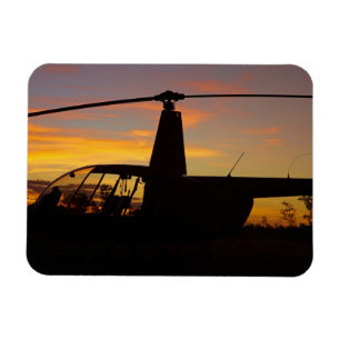 Íman helicóptero Robinson R44 ao pôr do sol