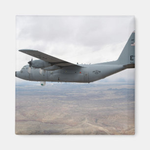 Íman Hércules C-130 voa pelo céu