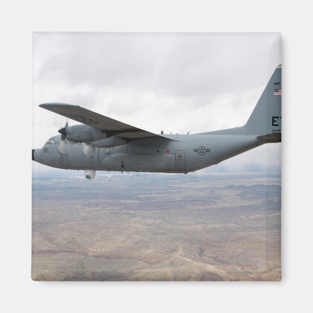 Íman Hércules C-130 voa pelo céu (Frente)